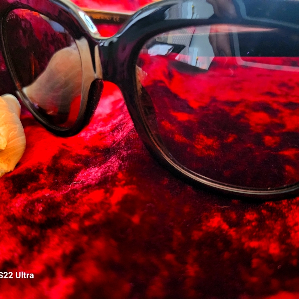 GUCCI FLASH SALE 40$ Off * treat yourself ** u deserve it ....GG0468s sunglasses